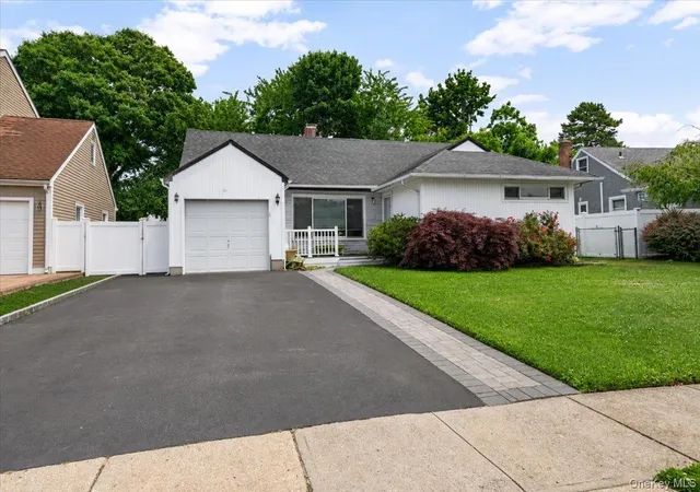 2nd image of 512 Farmranch Rd E, Oyster Bay, NY 11714 | MLS# 1016513
