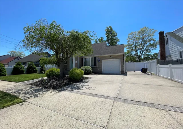 Homes for sale in Babylon, NY | 36 34Th St, Babylon, NY 11726 | MLS# 1016586