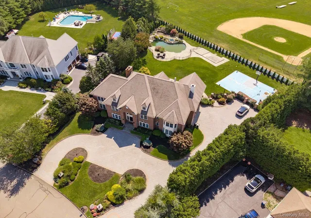 35th image of 26 Legends Cir, Huntington, NY 11747 | MLS# 1016607