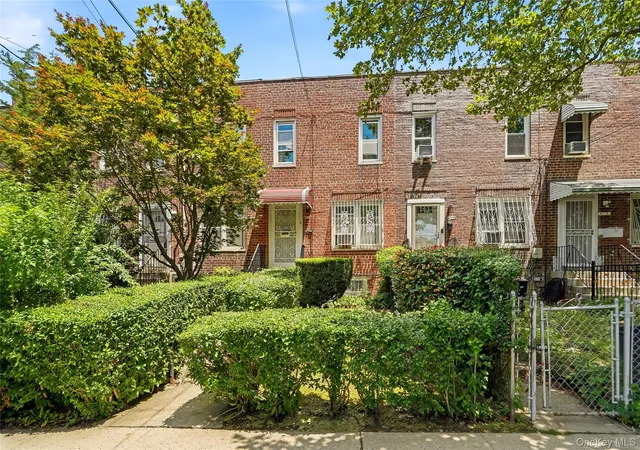 Photo 3 of Sale Pending at 4118 Murdock Ave, Bronx, NY 10466 | MLS# 1016641 | Listing updated on 2026-07-04