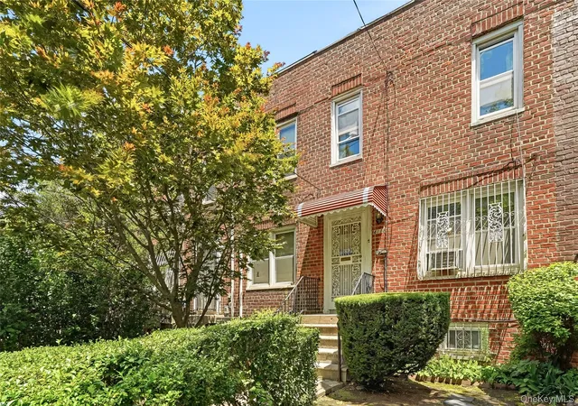 Photo 3 of Sale Pending at 4118 Murdock Ave, Bronx, NY 10466 | MLS# 1016641 | Listing updated on 2026-07-04