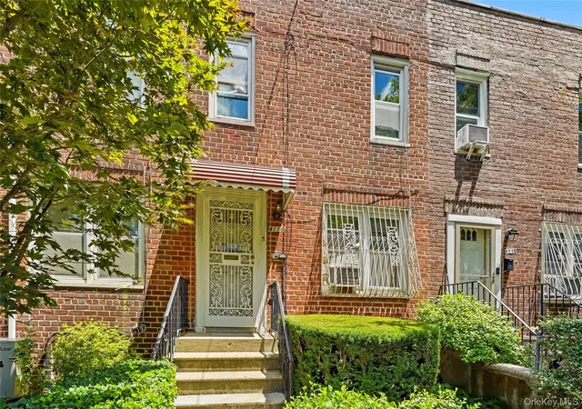 Photo 4 of Sale Pending at 4118 Murdock Ave, Bronx, NY 10466 | MLS# 1016641 | Listing updated on 2026-07-04