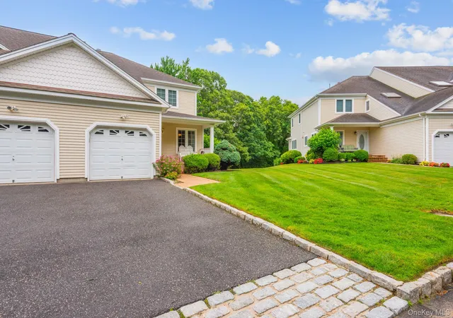 Photo 3 of Condo for sale at 16 Lindbergh Cir #16, Huntington, NY 11743 | MLS# 1016687 | Listing updated on 2026-09-29