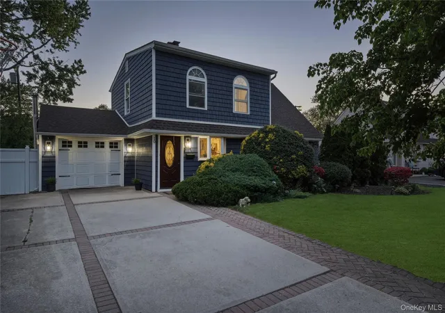 Photo 3 of Sale Pending at 10 Wildflower Ln, Wantagh, NY 11793 | MLS# 1016707 | Listing updated on 2026-07-17