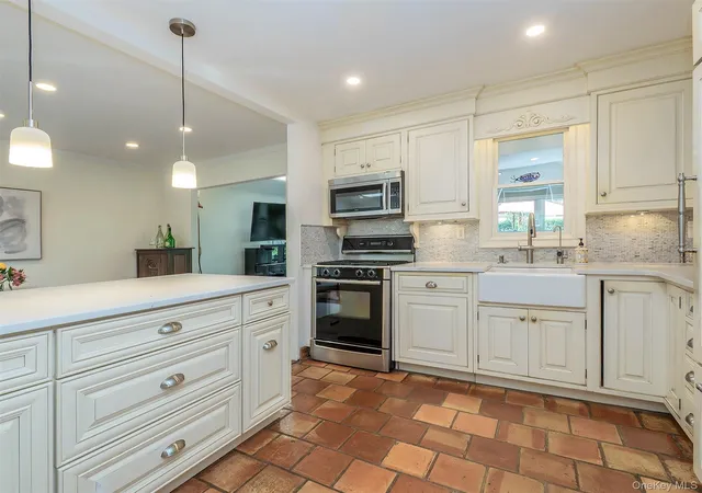 5th image of 25 Andover Rd, North Hempstead, NY 11050 | MLS# 1016763