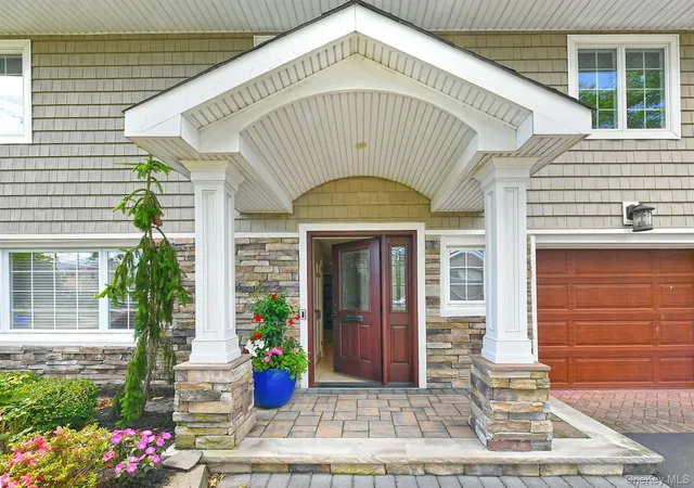4th image of 1932 Cynthia Ln, Hempstead, NY 11566 | MLS# 1016803