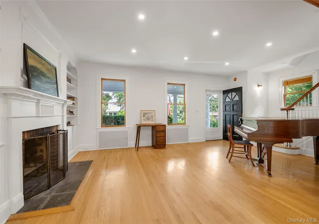 4th image of 328 Manor Rd, Little Neck, NY 11363 | MLS# 1016838