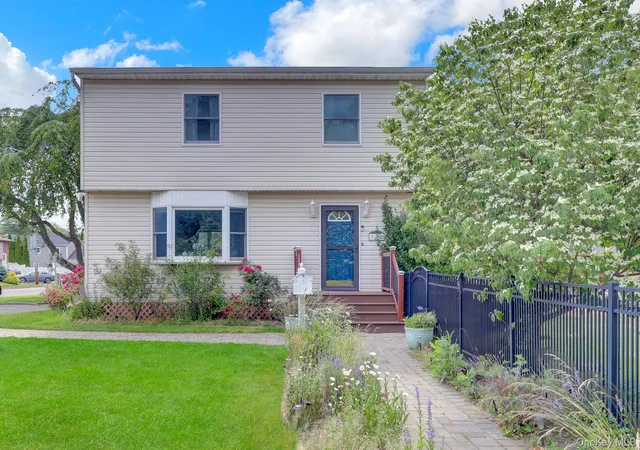 2nd image of 301 Oak Neck Rd, West Islip, NY 11795 | MLS# 1016930