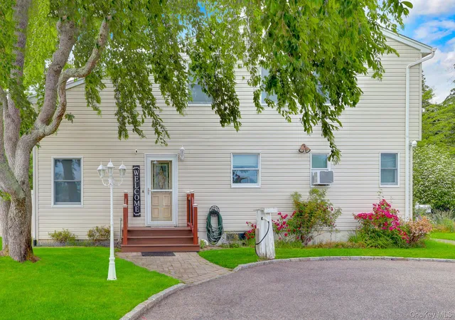 3rd image of 301 Oak Neck Rd, West Islip, NY 11795 | MLS# 1016930