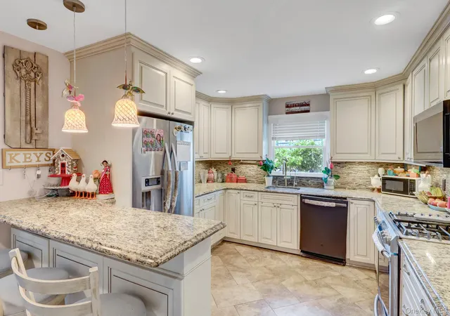 4th image of 301 Oak Neck Rd, West Islip, NY 11795 | MLS# 1016930