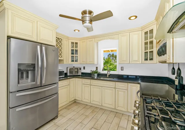 Photo 3 of Sale Pending at 21 Lido Pkwy, Babylon, NY 11757 | MLS# 1016956 | Listing updated on 2026-09-21