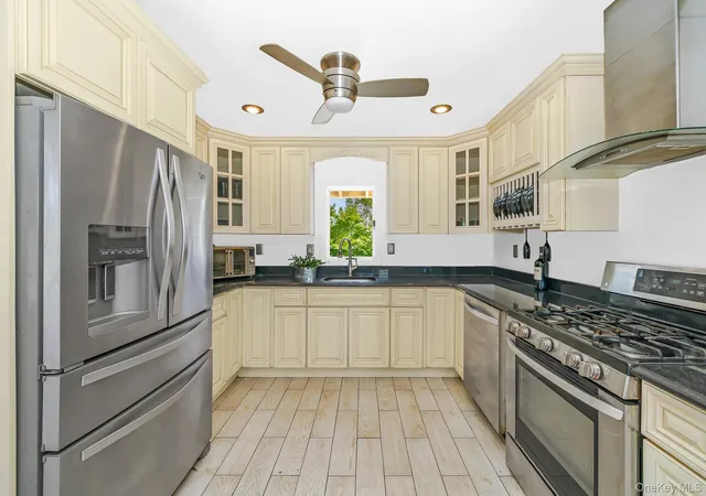 Photo 3 of Sale Pending at 21 Lido Pkwy, Babylon, NY 11757 | MLS# 1016956 | Listing updated on 2026-09-21