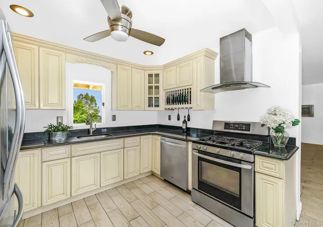 Photo 4 of Sale Pending at 21 Lido Pkwy, Babylon, NY 11757 | MLS# 1016956 | Listing updated on 2026-09-21