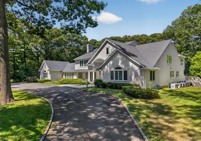 Photo 3 of Single family home for sale at 8 Victorian Ln, Oyster Bay, NY 11545 | MLS# 1017003 | Listing updated on 2026-09-19