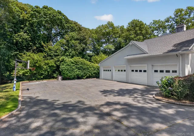 Photo 4 of Single family home for sale at 8 Victorian Ln, Oyster Bay, NY 11545 | MLS# 1017003 | Listing updated on 2026-09-19