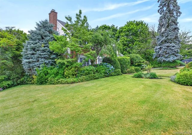 24th image of 10 Ridge Dr, North Hempstead, NY 11050 | MLS# 1017018