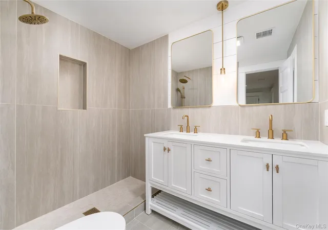 Photo 4 of Sale Pending at 85 Garfield Ave, Islip, NY 11782 | MLS# 1017020 | Listing updated on 2026-07-29