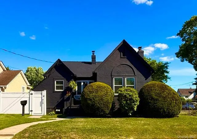 Photo 1 of Single family home for sale at 43 Elinor Pl, Hempstead, NY 11520 | MLS# 1017030 | Listing updated on 2026-09-19