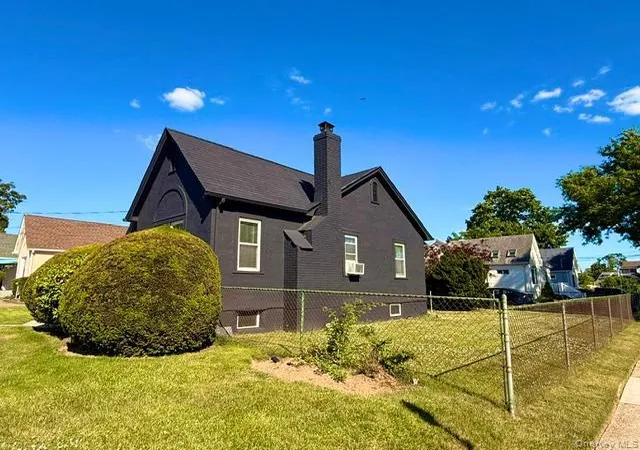 Photo 3 of Single family home for sale at 43 Elinor Pl, Hempstead, NY 11520 | MLS# 1017030 | Listing updated on 2026-09-19