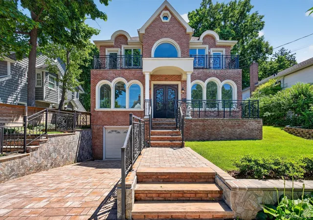 Photo 1 of Single family home for sale at 25 Maple Grv St, North Hempstead, NY 11023 | MLS# 1017055 | Listing updated on 2026-08-09