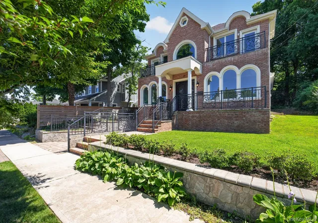 Photo 2 of Single family home for sale at 25 Maple Grv St, North Hempstead, NY 11023 | MLS# 1017055 | Listing updated on 2026-08-09