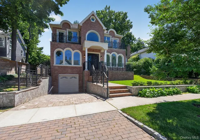 Photo 3 of Single family home for sale at 25 Maple Grv St, North Hempstead, NY 11023 | MLS# 1017055 | Listing updated on 2026-08-09