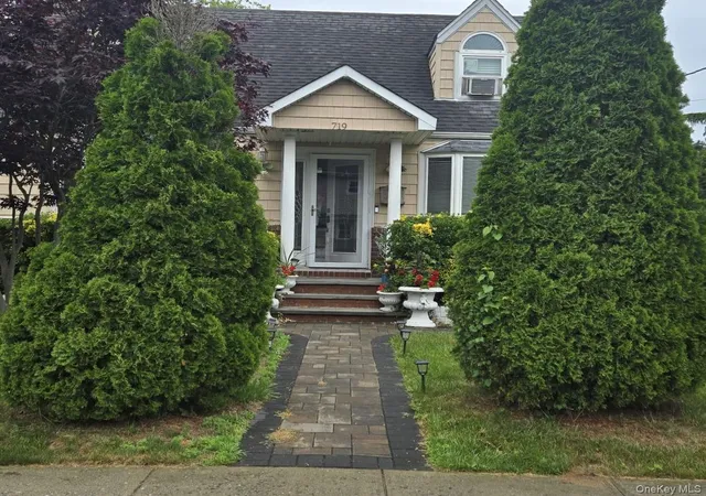 Homes for sale in Hempstead, NY | 719 Oriole Ave, Hempstead, NY 11552 | MLS# 1017068