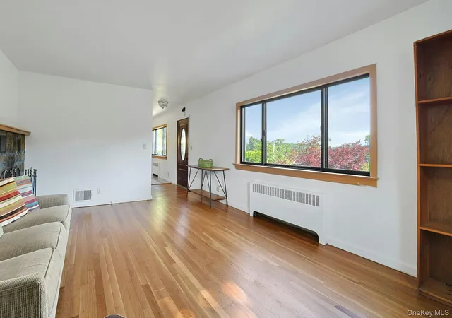 3rd image of 141 Curtis Ln, Yonkers, NY 10710 | MLS# 1017103