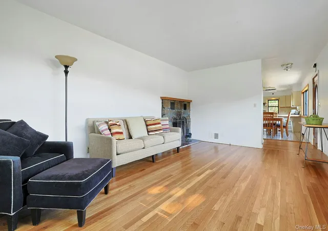 5th image of 141 Curtis Ln, Yonkers, NY 10710 | MLS# 1017103