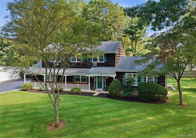 Photo 1 of Single family home for sale at 4 Farmington Ct, Huntington, NY 11746 | MLS# 1017115 | Listing updated on 2026-09-14