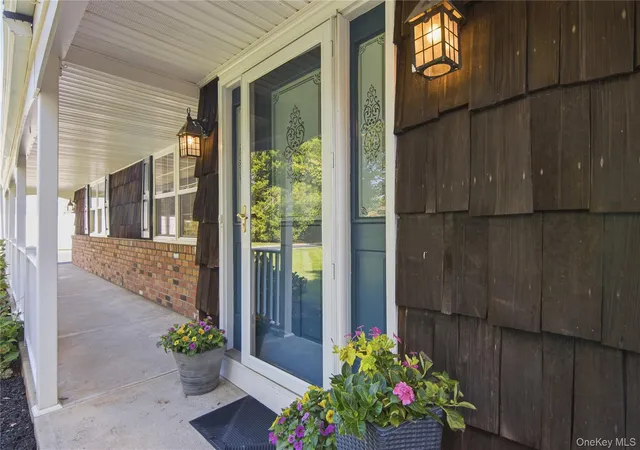 Photo 3 of Single family home for sale at 4 Farmington Ct, Huntington, NY 11746 | MLS# 1017115 | Listing updated on 2026-09-14
