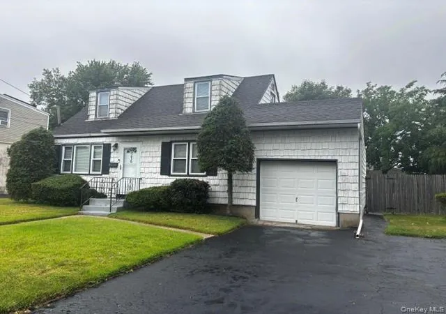 Homes for sale in Babylon, NY | 216 Bergen Ct, Babylon, NY 11726 | MLS# 1017130