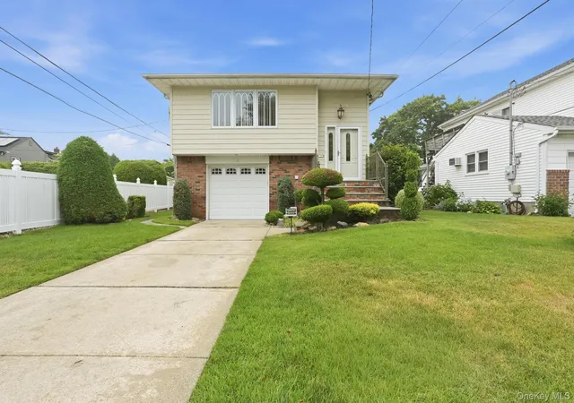 Photo 1 of Sale Pending at 6 N Park Dr, Oyster Bay, NY 11758 | MLS# 1017220 | Listing updated on 2026-08-06