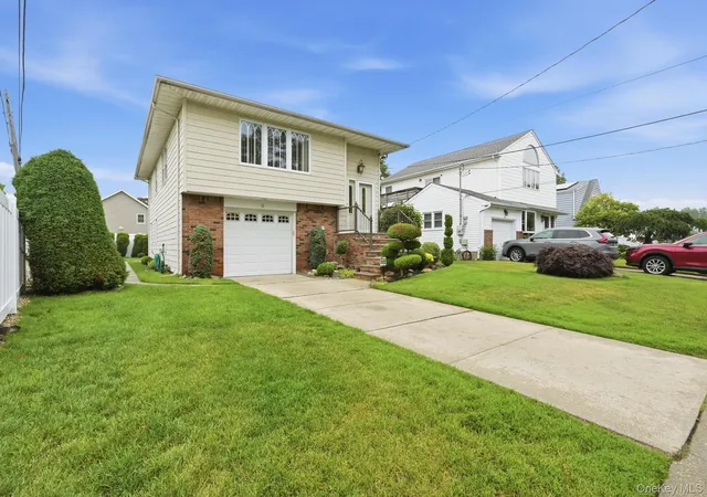 Photo 2 of Sale Pending at 6 N Park Dr, Oyster Bay, NY 11758 | MLS# 1017220 | Listing updated on 2026-08-06