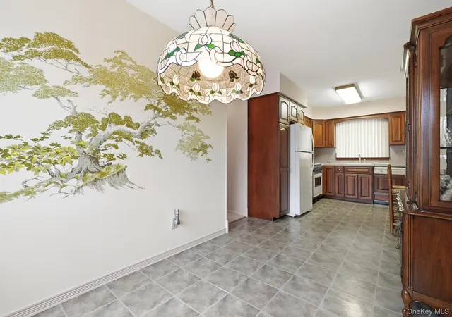 Photo 4 of Sale Pending at 6 N Park Dr, Oyster Bay, NY 11758 | MLS# 1017220 | Listing updated on 2026-08-06