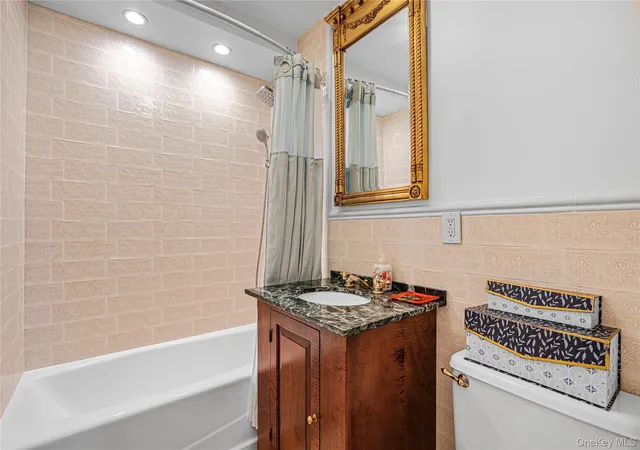 Homes for sale in North Hempstead, NY | 175 Maple Ave #4D, North Hempstead, NY 11590 | MLS# 1017320