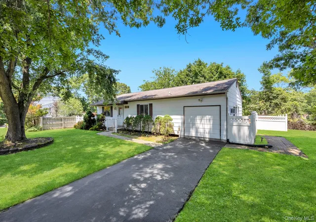 3rd image of 9 Daniel Ct, Ronkonkoma, NY 11779 | MLS# 1017367