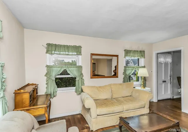 Photo 4 of Sale Pending at 2 Cliff Rd, Merrick, NY 11566 | MLS# 1017387 | Listing updated on 2026-08-15