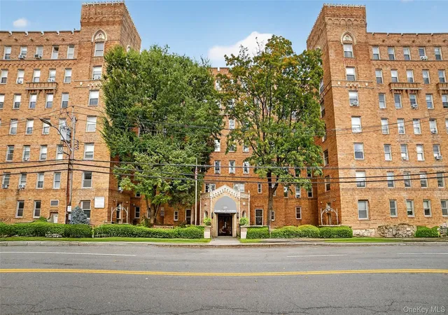 Homes for sale in Yonkers, NY | 219 Bronx River Rd #2L, Yonkers, NY 10704 | MLS# 1017483
