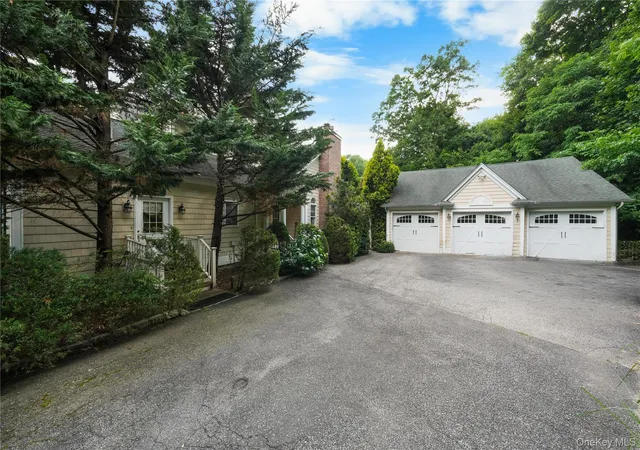 Photo 3 of Single family home for sale at 193 Pidgeon Hl Rd, Huntington, NY 11746 | MLS# 1017489 | Listing updated on 2026-09-06