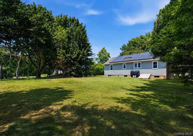 Photo 2 of Single family home for sale at 725 Peconic Ln, Southold, NY 11958 | MLS# 1017498 | Listing updated on 2026-10-03