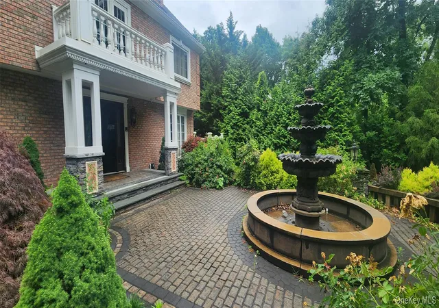 2nd image of 7 Arista Ct, Dix Hills, NY 11746 | MLS# 1017578