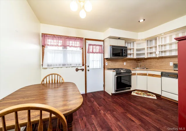 5th image of 6741 197Th St, Fresh Meadows, NY 11365 | MLS# 1017592