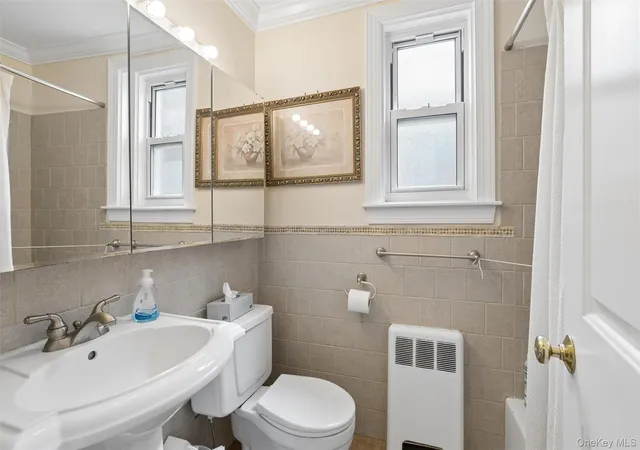 2nd image of 43 Edwards St, Roslyn Heights, NY 11577