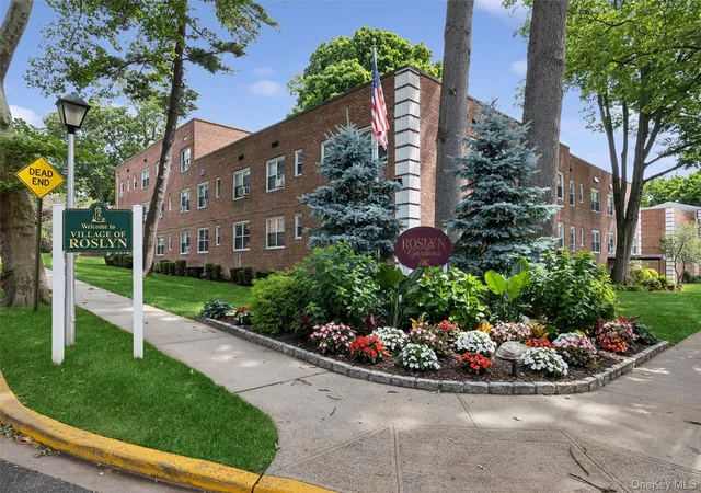 Homes for sale in North Hempstead, NY | 43 Edwards St #1-B, North Hempstead, NY 11577 | MLS# 1017615