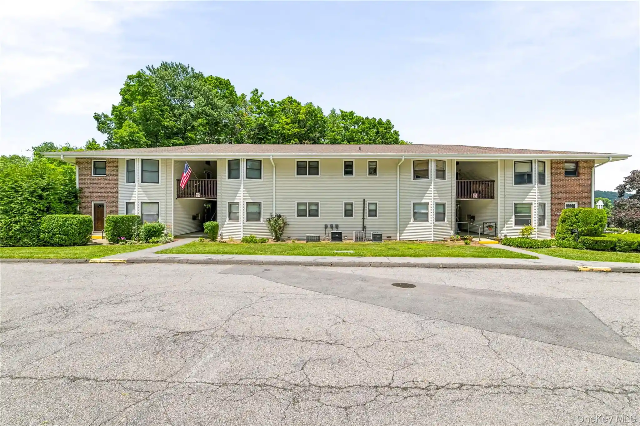 Listing Photo 2 - Condo for sale in 27 Walden Ct located at 27 Walden Ct, Yorktown, NY 10598 - Unit 27 Walden Ct