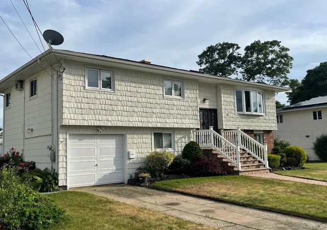 2nd image of 16 Espie Ln, Babylon, NY 11703 | MLS# 1017687