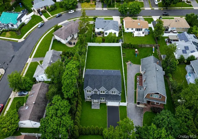 Photo 2 of Sale Pending at 30 Main Pkwy #B, Oyster Bay, NY 11803 | MLS# 1017703 | Listing updated on 2026-09-30