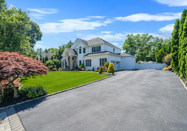 2nd image of 10 Park View Ln, Lake Grove, NY 11755 | MLS# 1017709