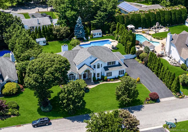 3rd image of 10 Park View Ln, Lake Grove, NY 11755 | MLS# 1017709